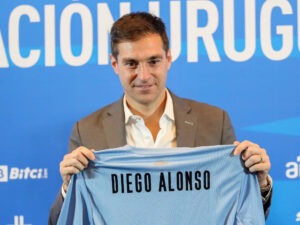 Alonso trong lễ công bố tân HLV trưởng Uruguay hồi tháng 12/2021
