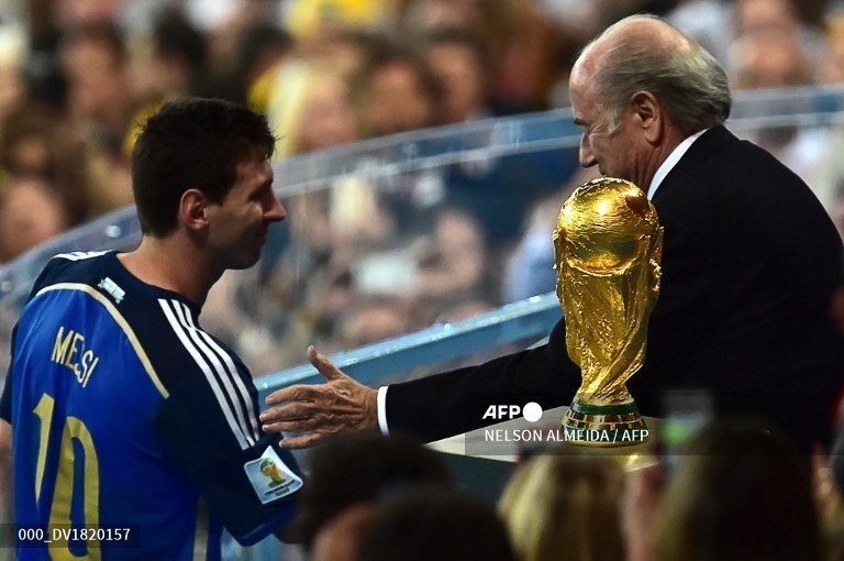 Messi đã “đi qua” chiếc cúp vàng World Cup 2014 đầy đáng tiếc.