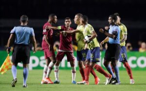 Qatar (áo sậm) đối đầu Colombia tại Copa America 2019