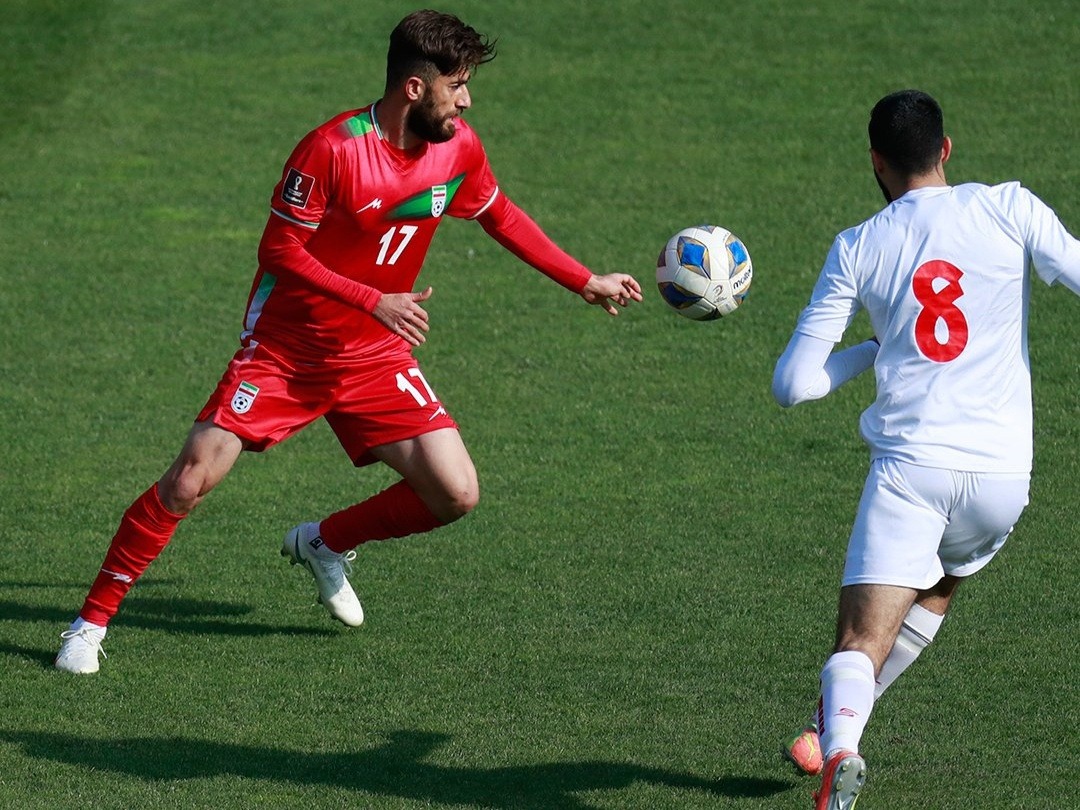 Tuyển Iran (trái) vẫn thấp thỏm sau khi liên đoàn bị FIFA cảnh báo về việc cấm CĐV nữ.