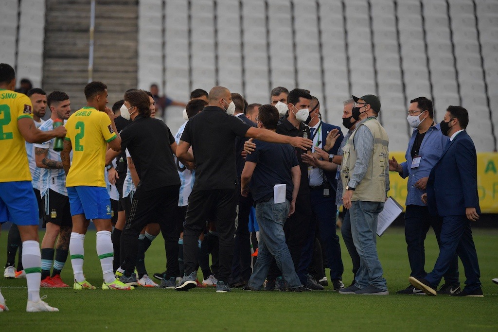 Vụ hỗn chiến ở trận Brazil vs Argentina gây sốc làng bóng đá thế giới.