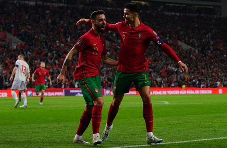 Cristiano Ronaldo kiến tạo giúp Bruno Fernandes mở tỷ số khi ĐT Bồ Đào Nha thắng ĐT Bắc Macedonia 2-0