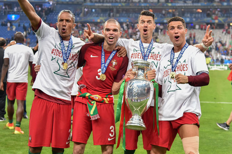 Jose Fonte (thứ hai từ phải sang) từng cùng Ronaldo giúp ĐT Bồ Đào Nha vô địch EURO 2016 trên đất Pháp