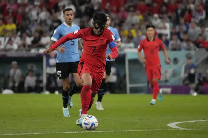 Son Heung-min đi bóng trong trận Hàn Quốc hòa Uruguay 0-0 ngày 24/11. Ảnh: Yonhap