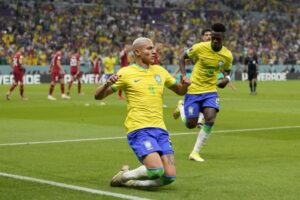 Vinicius chạy đến chia vui với Richarlison sau khi tiền đạo số 9 của Brazil ghi bàn ấn định tỷ số 2-0 trước Serbia ngày 24/11. Ảnh: Reuters