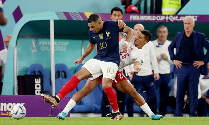 Mbappe (số 10) có nhiều cơ hội thành Vua phá lưới World Cup 2022, sau cú đúp vào lưới Đan Mạch trên sân 974 ở Doha, Qatar tối 26/11. Ảnh: Reuters