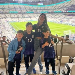 Vợ và các con của Messi trên khán đài trận đấu giữa Argentina và Mexico ngày 27/11. Ảnh: Instgram/Antonela Roccuzzo.