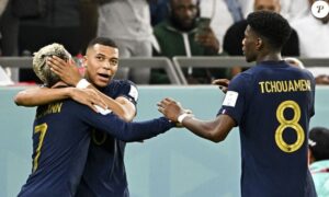 Mbappe, Tchouameni và Griezmann mừng một bàn thắng của Pháp tại World Cup 2022.