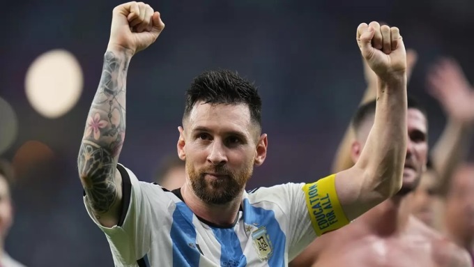 Messi cùng các đồng đội mừng chiến thắng 2-1 trước Australia ở vòng 1/8 ngày 3/12. Ảnh: AP