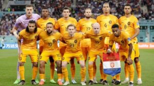 Đội trưởng Van Dijk ôm, chúc mừng HLV Van Gaal sau trận Hà Lan thắng Mỹ 3-1 ở vòng 1/8 World Cup 2022 ngày 3/12. Ảnh: KNVB