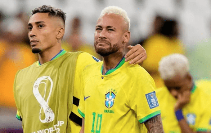Neymar (số 10) bật khóc khi Brazil thua Croatia trong loạt sút luân lưu tại tứ kết World Cup 2022, trên sân Education ở Qatar.