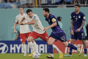 Lewandowski cố ngăn Messi đi bóng trong trận Ba Lan thua Argentina của Messi 0-2 ở vòng bảng World Cup 2022.