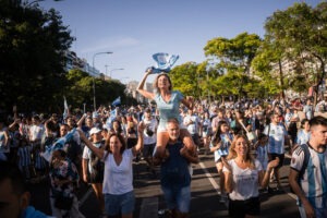 Người Argentina ăn mừng đội tuyển bóng đá quốc gia vô địch World Cup 2022 tại thủ đô thủ đô Buenos Aires hôm 18/12.