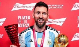 Messi với giải thưởng cầu thủ hay nhất trận chung kết và danh hiệu cup vàng World Cup, trên sân Lusail, Qatar tối 18/12.